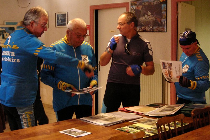 2010-10-10 09 01 On attend le depart du defile.JPG